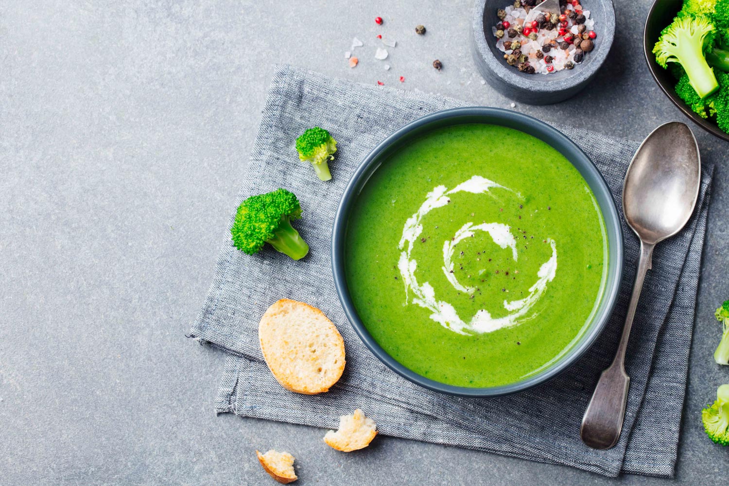 Spinazie broccoli soep met kurkuma 