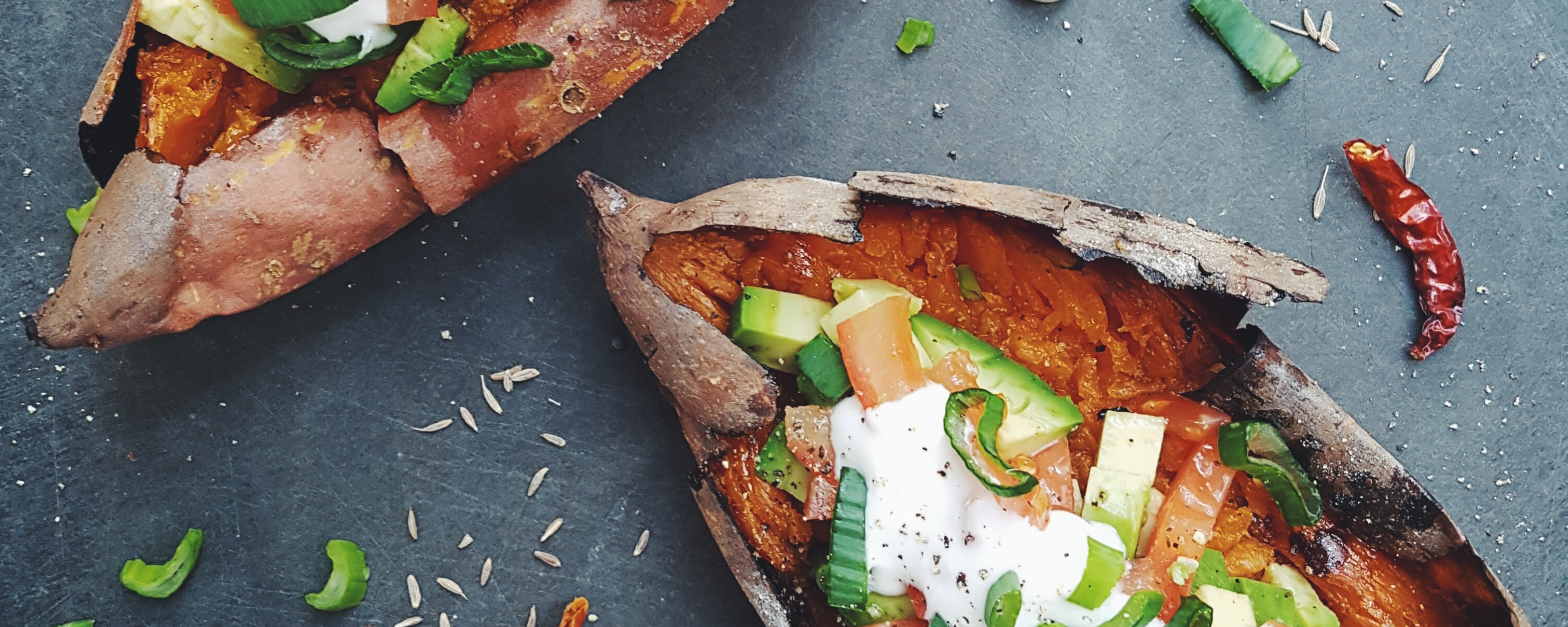 Gepofte zoete aardappel met avocado